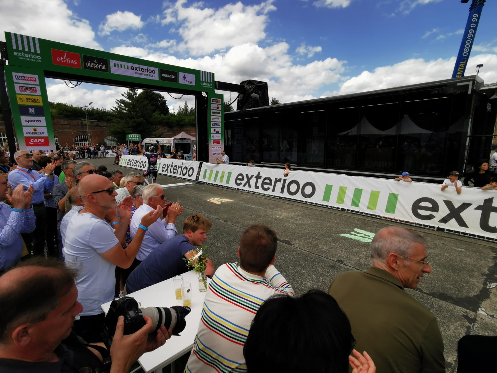 Grote jurywagen met LED Finishboog